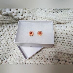 2 for 25$Elegant Gold Flower Stud Earrings brand new never been used